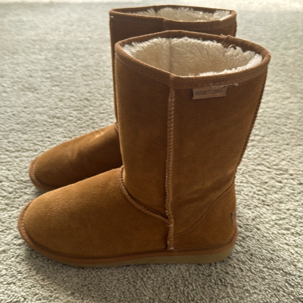 CUTE MINNETONKA BOOTS